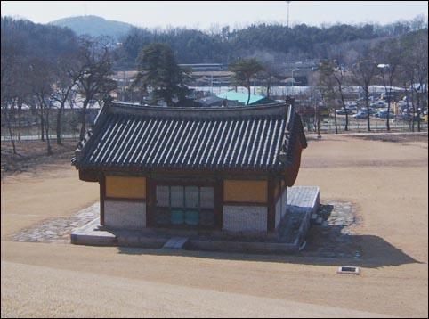 숙종의 명릉 정자각은 기둥이 없는 전통 정자각이라 야무지고 안정돼 보인다. 